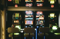 Viskande tallar plaza och kasino, satsa på aces casino